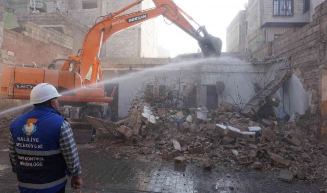 Haliliye&#039;de metruk binalar bir bir yıkılıyor