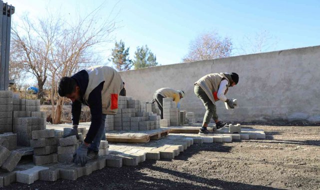 Haliliye'nin 2 mahallesinde yol yapım çalışması sürüyor