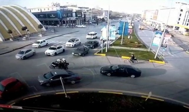 Hamile eşini hastaneye yetiştiriyordu trafiğe takıldı, imdadına polis yetişti