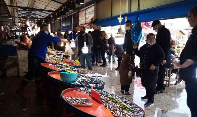 Hamsi Gürcistan'a kaçtı, tezgahlar yavru uskumruyla doldu