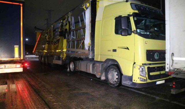 Hamzabeyli Sınır Kapısı'nda şiddetli rüzgar ve kar sebebiyle tırlar zarar gördü