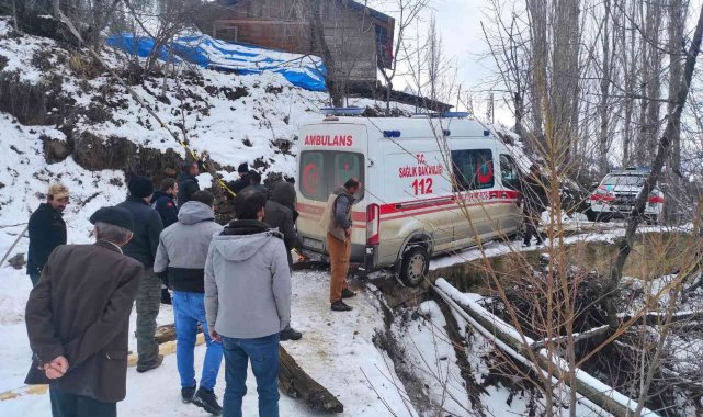 Hasta almaya giden ambulans karlı köprüde kayınca yardımına köylüler yetişti