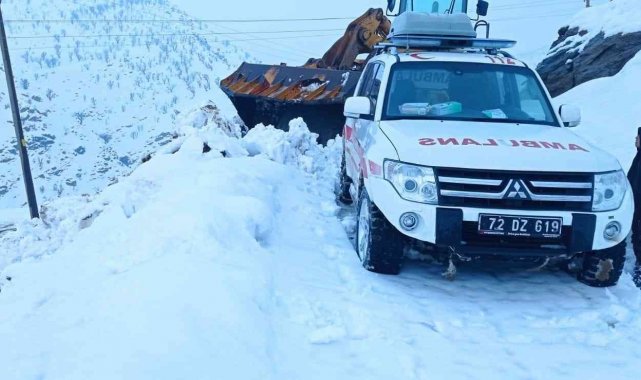 Hasta almaya giden ambulansa kar engeli: 8 saat sonra hastaya ulaşıldı
