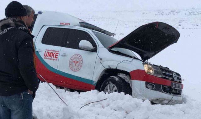 Hasta almaya giden sağlık ekipleri karda mahsur kaldı