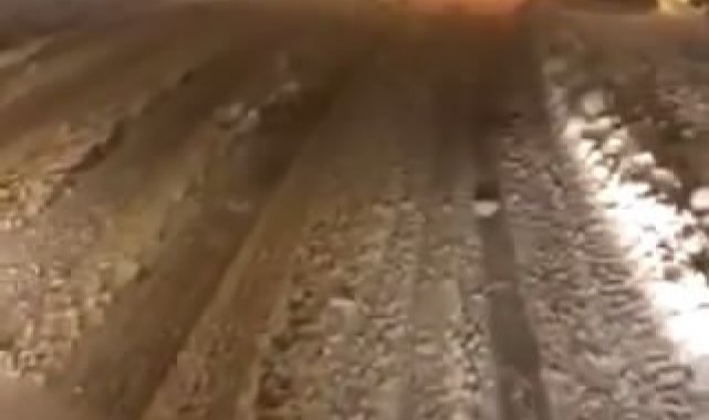 Hasta almaya giderken mahsur kalan ambulansı itfaiye kurtardı