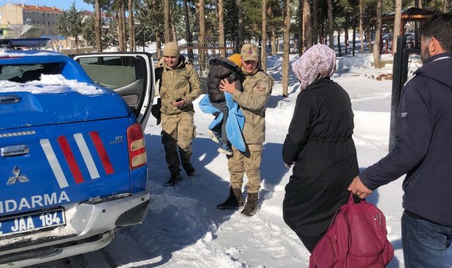 Hasta çocuğun yardımına jandarma yetişti
