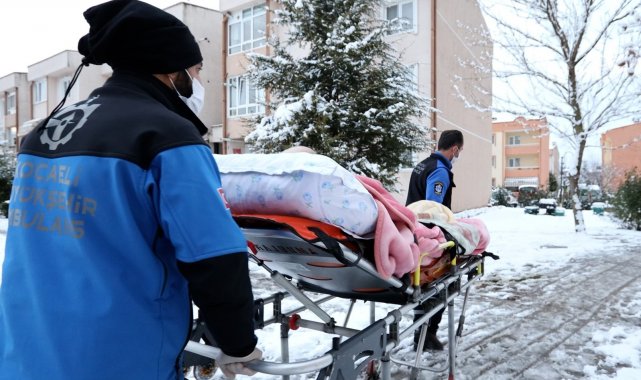 Hasta nakil ambulansları kar kış dinlemiyor