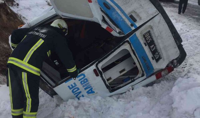 Hasta taşıyan ambulans yan yattı: 5 yaralı