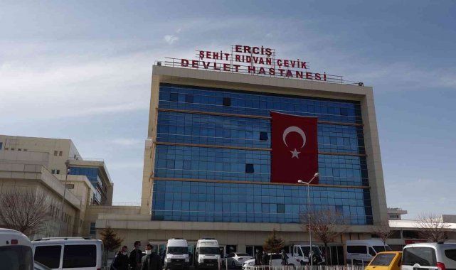 Hasta taşıyan minibüs kara saplandı, ekipler seferber oldu