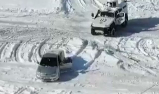 Hasta taşıyan otomobil kara saplandı, imdadına zırhlı polis aracı yetişti