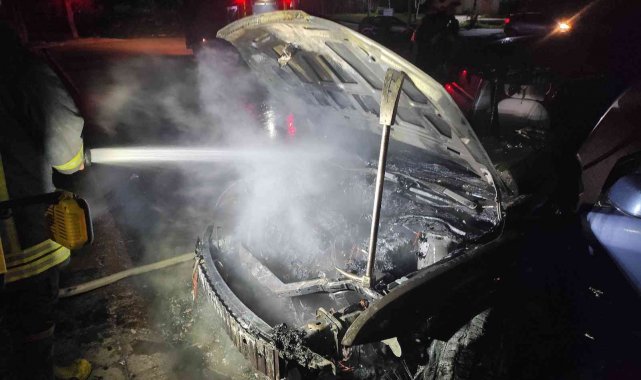 Hastane otoparkında otomobil yandı