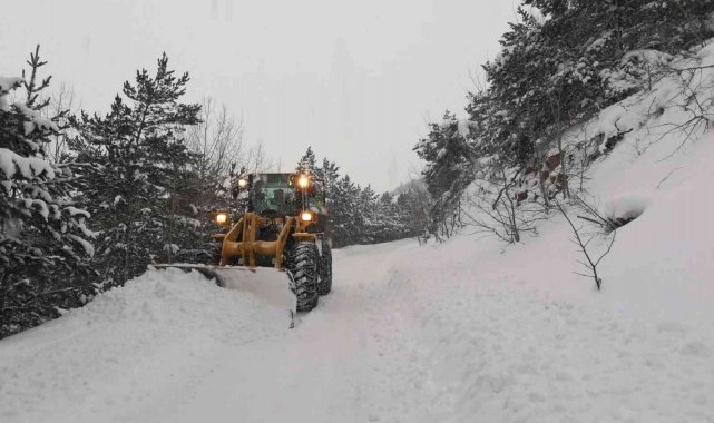 Hastaya ulaşmak için 1 metre karda mücadele verdiler