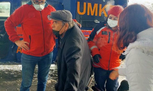 Hastayı ambulansa yetiştirmek için kazma küreklerle yol açtılar