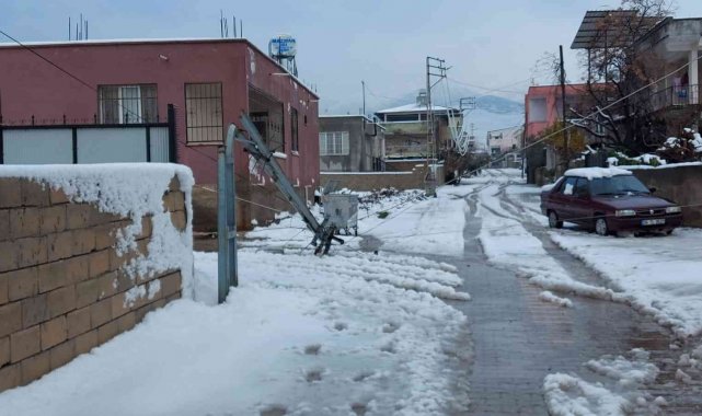Hatay'da elektrik direkleri ve ağaçlar devrildi
