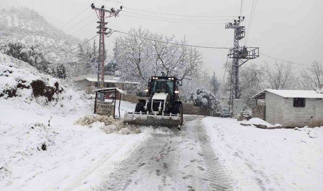 Hatay'da kar yağışı nedeniyle ahır çöktü, 10 hayvan telef oldu