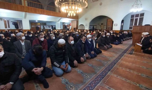 Hatip Camii'nde sabah namazına yoğun katılım