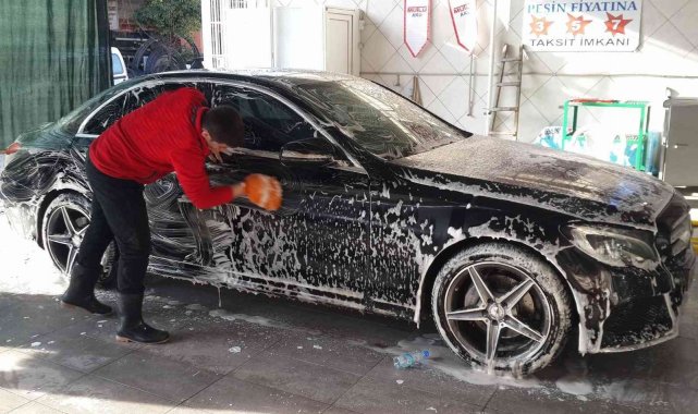 Hava sıcaklıkları düşünce, Aydın'da gece araç yıkaması durduruldu