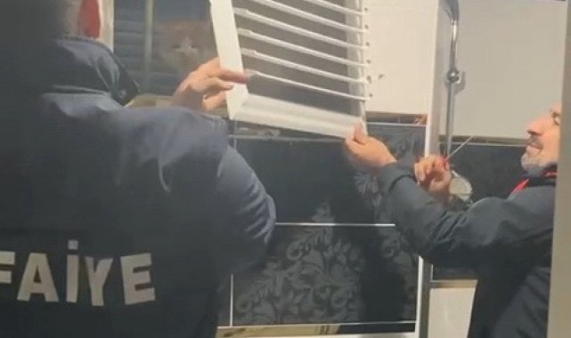 Havalandırma boşluğuna düşen kedi kurtarıldı