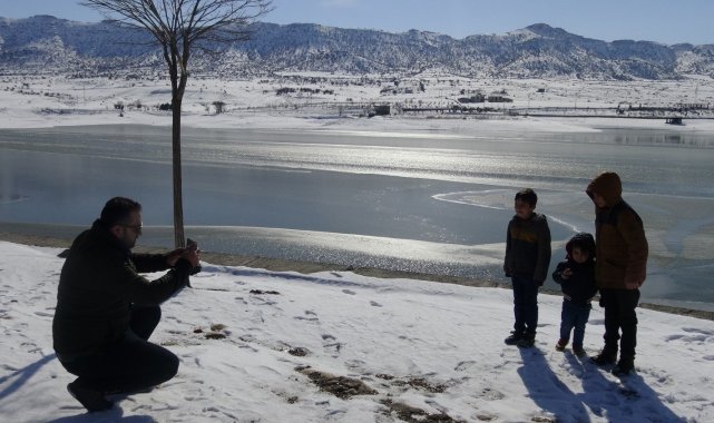 Havalar eksi 10 dereceyi buldu, gölette 20 santimlik buz tabakası oluştu