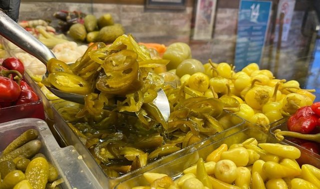 Havaların soğumasıyla acı biber turşusunun satışları 10 kat arttı