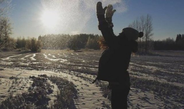 Havaya atılan sıcak su dondu