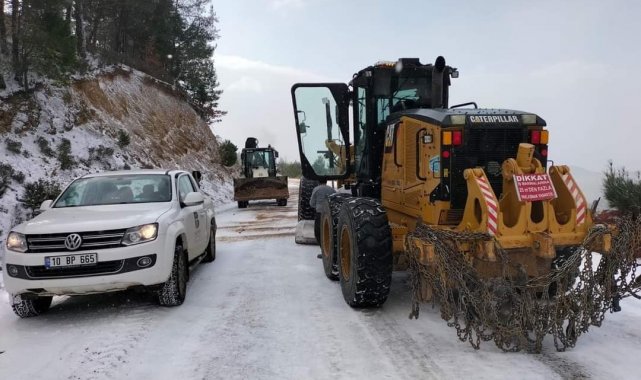 Havran Belediyesi Fen İşleri Ekipleri karlı yollarda tuzlama çalışmalarını aralıksız sürdürüyor