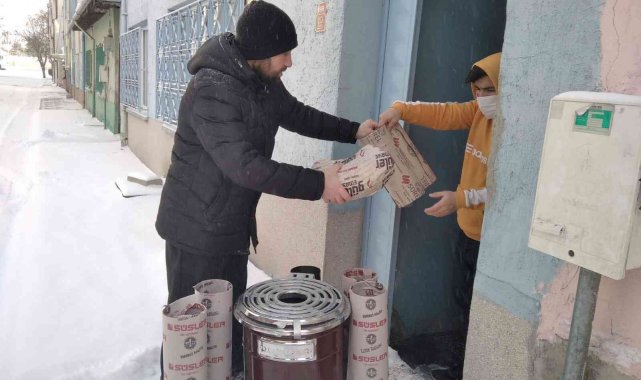 Hayırsever imam ihtiyaç sahiplerine soba ve kömür yardımı yapıyor