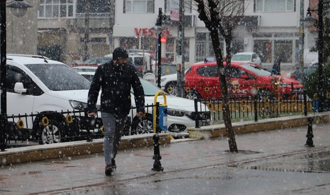 Hayrabolu'da kar yağışı etkili oluyor