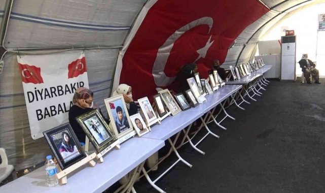 HDP&#039;li Semra Güzel&#039;in PKK&#039;lı teröristle olan fotoğraflarına evlat nöbetindeki ailelerden tepki