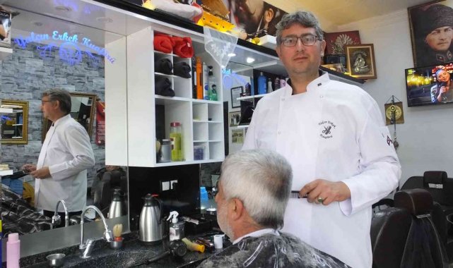 Hem berberlik, hem muhtarlık yapıyor