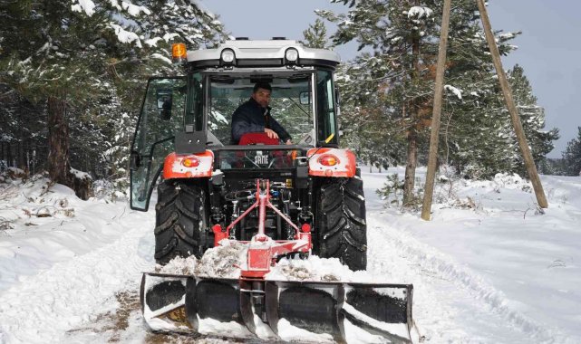Hem köylülerin sütünü topluyor hem de yollarını açarak hizmet veriyor