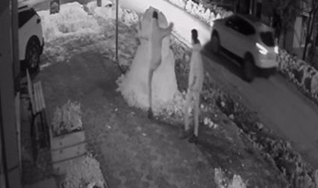 Hem soyuldu hem tekmelere maruz kaldı