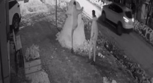 Hem soyuldu hem tekmelere maruz kaldı