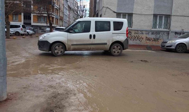 Her yağmur sonrası oluşan çamur manzarasına isyan ediyorlar