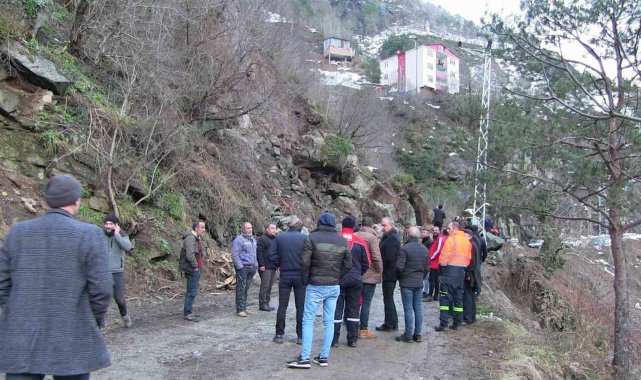 Heyelan anı kameralara yansımıştı, 4 köyün yolunu ulaşıma açmak için çalışma başlatıldı