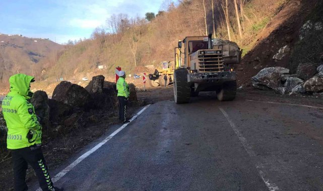 Heyelan nedeniyle kapanan yol ulaşıma açıldı