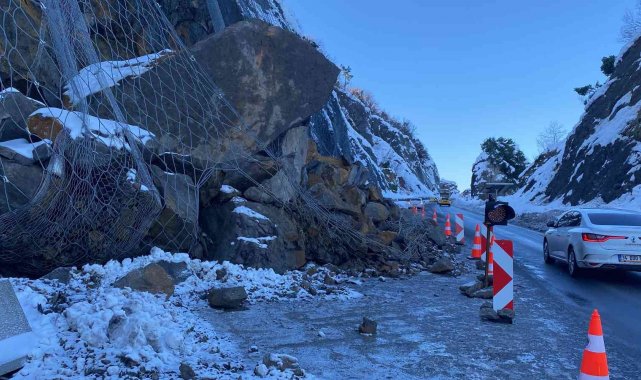 Heyelanın yaşandığı kara yolunda ulaşım tek şeritten sağlanıyor