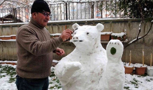 Heykeltıraşlara taş çıkarttı, kardan ayı yaptı