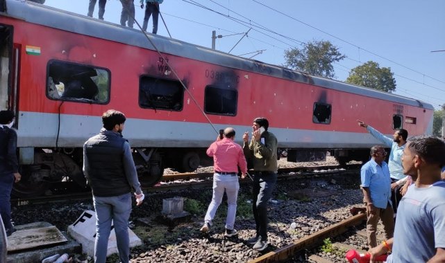 Hindistan&#039;da 22 vagonlu trende yangın