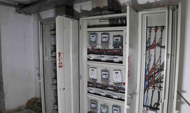 Hırsız apartmanın elektrik panosundaki kabloları çaldı, apartmanın bütün elektriği kesildi