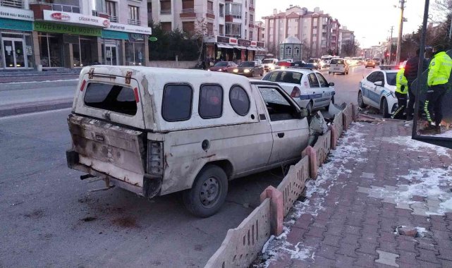 Hırsızlık şüphelileri kovalamacada polis aracına çarpıp yakalandı