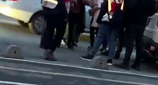 Hırsızlık yaptılar, yakalanınca soyunup cam parçası ile polise saldırdılar