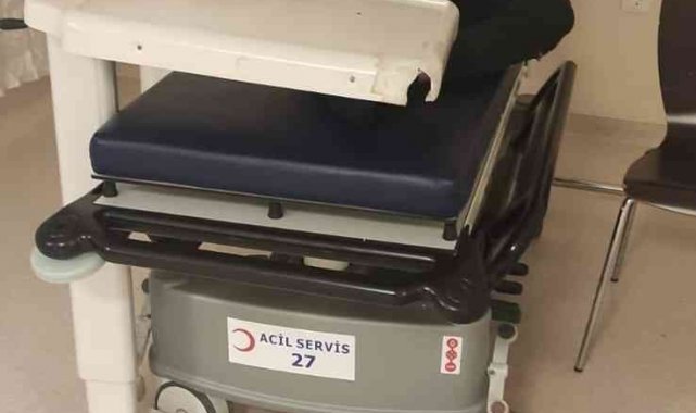 Hırsızlık zanlısı polisleri karşısında görünce ikinci kattan birinci katın balkonuna atladı