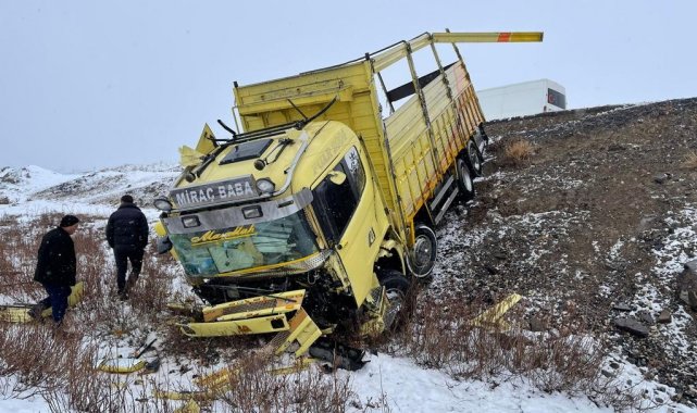 Horasan'da kamyonet şarampole devrildi: 1 ağır yaralı