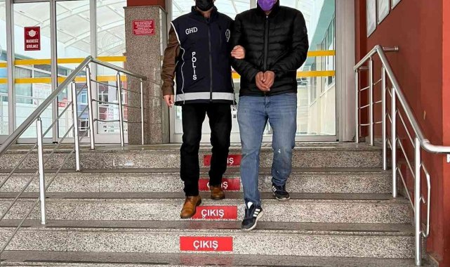 Hurda dükkanında 10 kaçak göçmen yakalandı