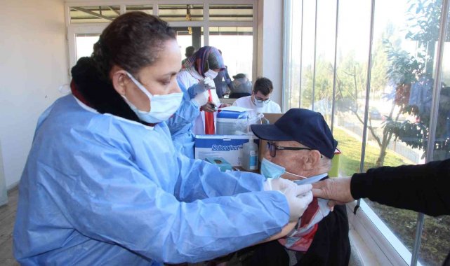 Huzurevi sakinleri aşılandı