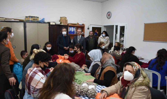 Huzurevindeki yaşlılar için battaniye ördüler