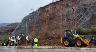 İçmeler'de heyelan yolu kapattı