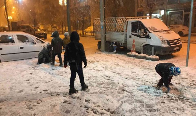 Iğdır&#039;da 2022 yılının ilk karı yağdı, çocuklar soluğu dışarıda aldı