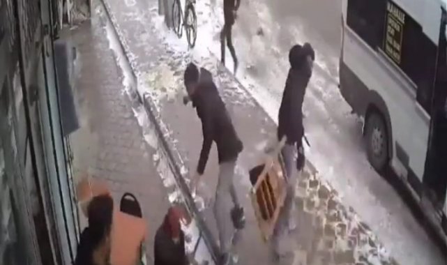 Iğdır&#039;da bıçak, taş, sopa ve sandalyeli kavga kamerada